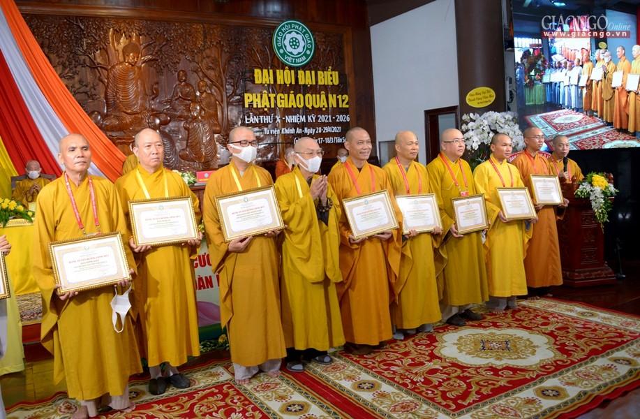 Hòa thượng Thích Thiện Đức trao Bằng tuyên dương công đức của Ban Trị sự GHPGVN TP.HCM đến 18 tập thể Phật giáo quận 12 Hòa thượng Thích Thiện Đức trao Bằng tuyên dương công đức của Ban Trị sự GHPGVN TP.HCM đến 18 tập thể Phật giáo quận 12