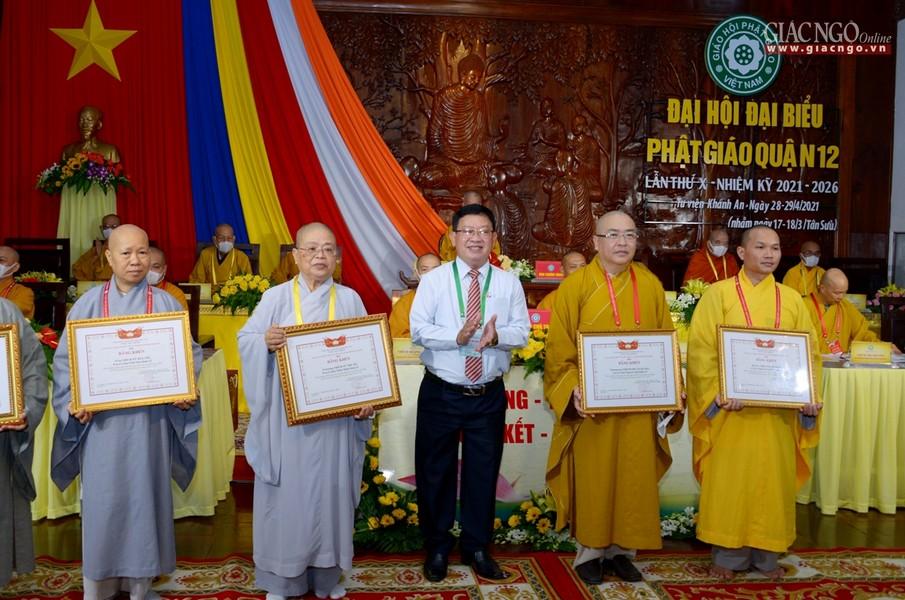 Ủy ban Nhân dân quận 12 tặng giấy khen cho 1 tập thể 17 cá nhân Ủy ban Nhân dân quận 12 tặng giấy khen cho 1 tập thể 17 cá nhân