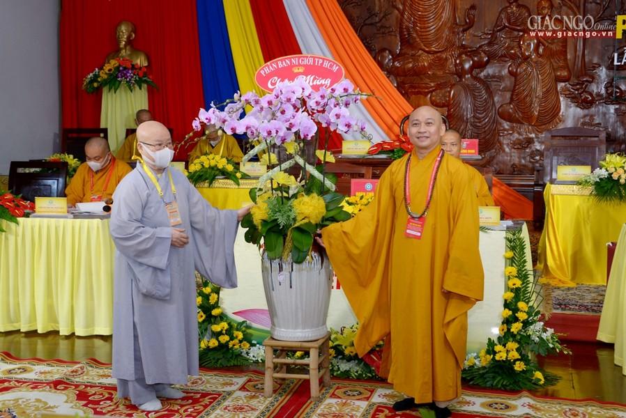 Phân ban Ni giới TP.HCM trao lẵng hoa chúc mừng Phân ban Ni giới TP.HCM trao lẵng hoa chúc mừng