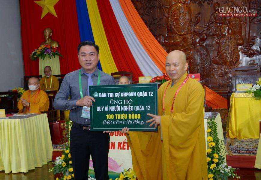 Thượng tọa Thích Trí Thường trao 100 triệu đồng ủng hộ Quỹ Vì người nghèo của quận 12 Thượng tọa Thích Trí Thường trao 100 triệu đồng ủng hộ Quỹ Vì người nghèo của quận 12