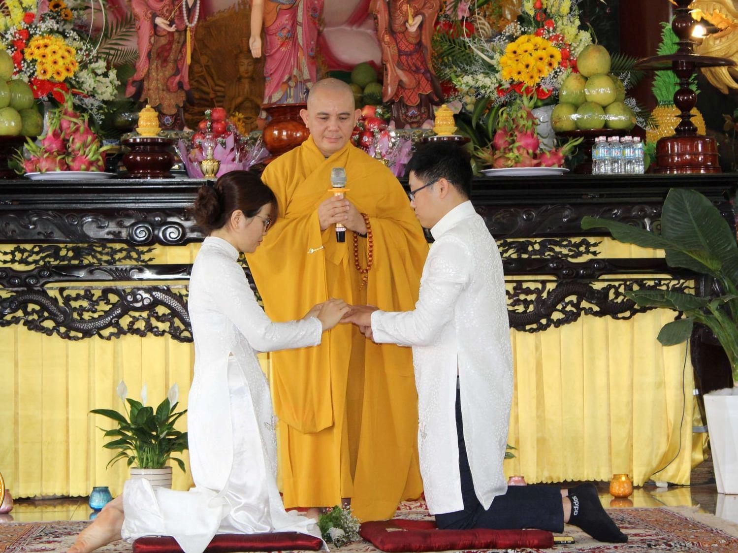 Thượng tọa Thích Đồng Thành, trụ trì chùa Thiên An chứng minh và chúc phúc cho đôi Phật tử trẻ Thượng tọa Thích Đồng Thành, trụ trì chùa Thiên An chứng minh và chúc phúc cho đôi Phật tử trẻ