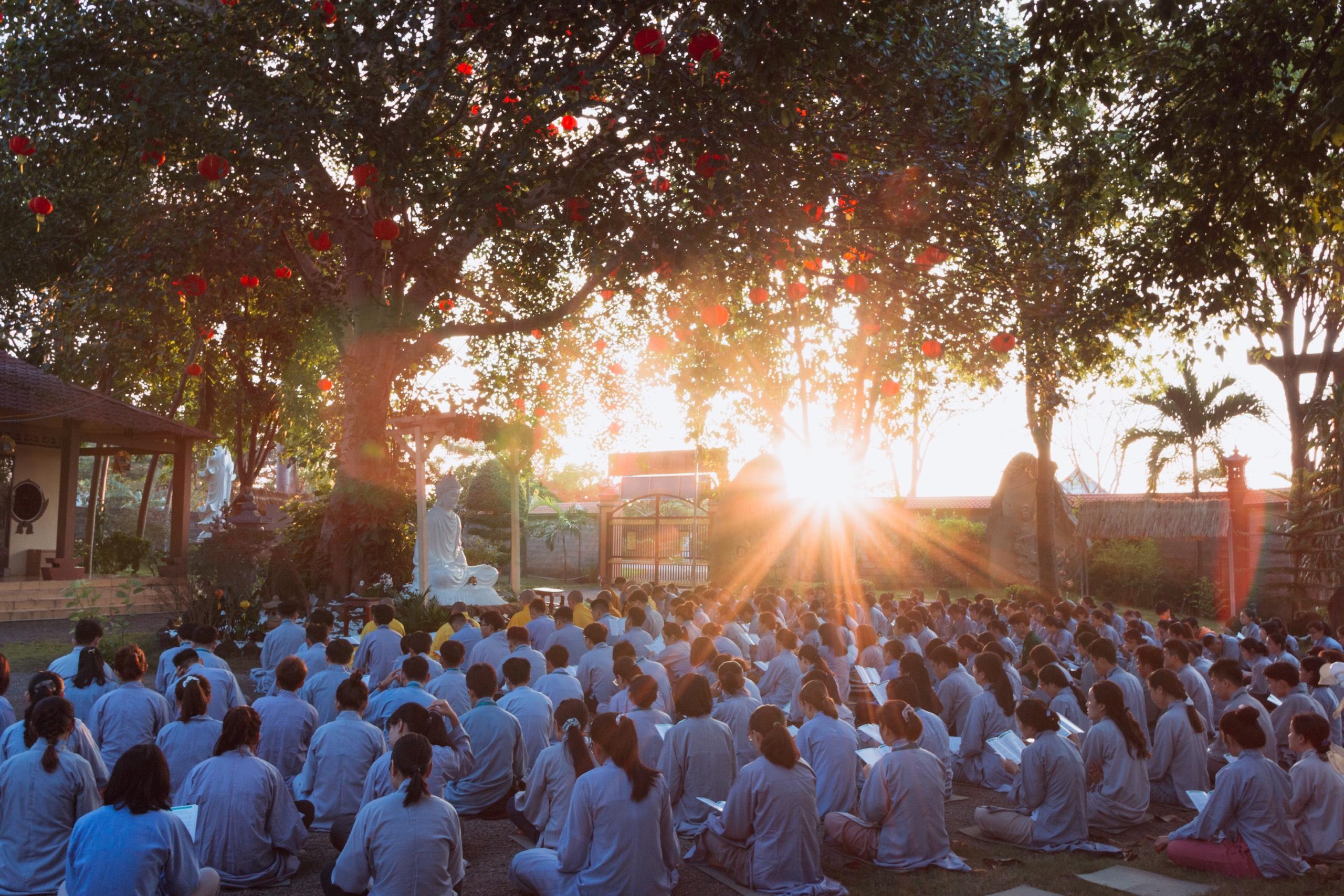 Trong khóa tu các bạn trẻ không sử dụng các thiết bị điện tử, sinh hoạt tu học thanh tịnh Trong khóa tu các bạn trẻ không sử dụng các thiết bị điện tử, sinh hoạt tu học thanh tịnh