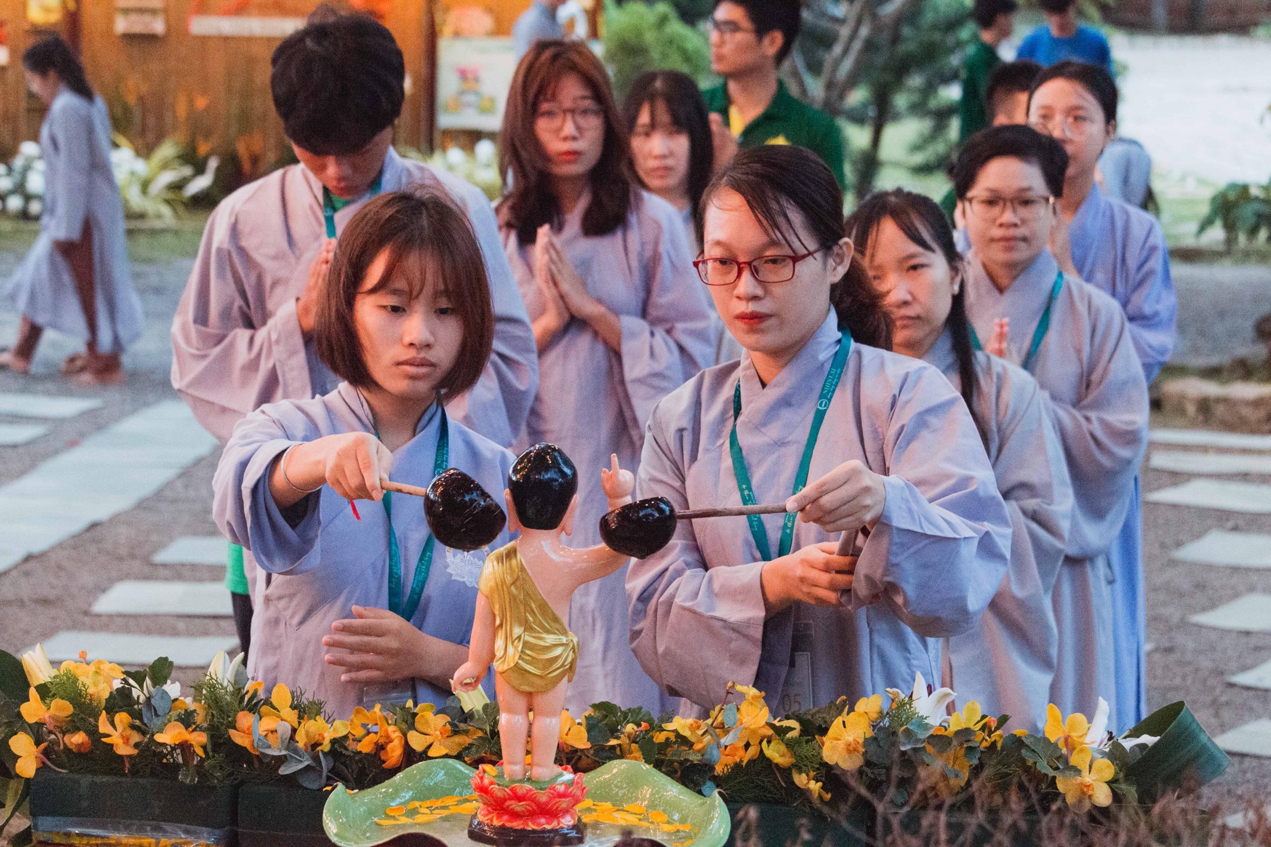 Thực hiện nghi thức Tắm Phật Thực hiện nghi thức Tắm Phật