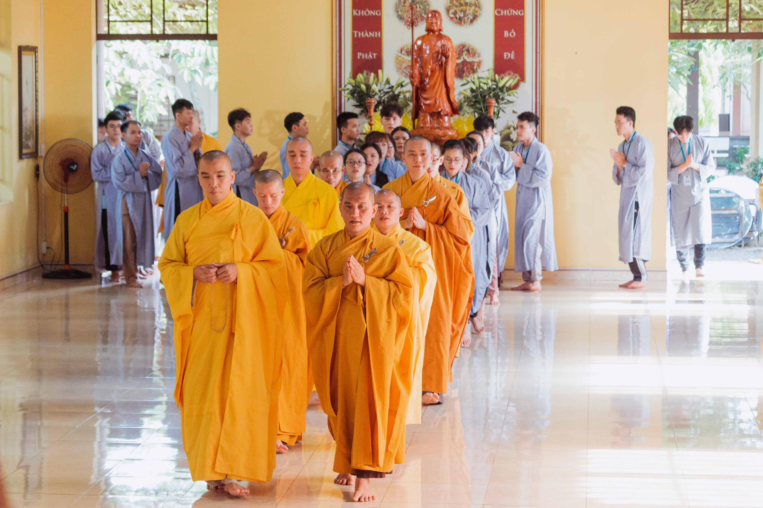 Đến với khóa tu các bạn trẻ được quý thầy hướng dẫn những oai nghi cần thiết của người Phật tử, thực tập ăn cơm chánh niệm, kinh hành, tụng kinh, niệm Phật… Đến với khóa tu các bạn trẻ được quý thầy hướng dẫn những oai nghi cần thiết của người Phật tử, thực tập ăn cơm chánh niệm, kinh hành, tụng kinh, niệm Phật…