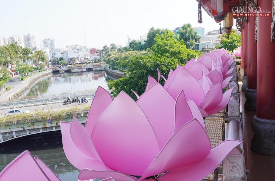 Những hoa sen được chư tôn đức thiết trí từ ngày 28-3-Tân Sửu