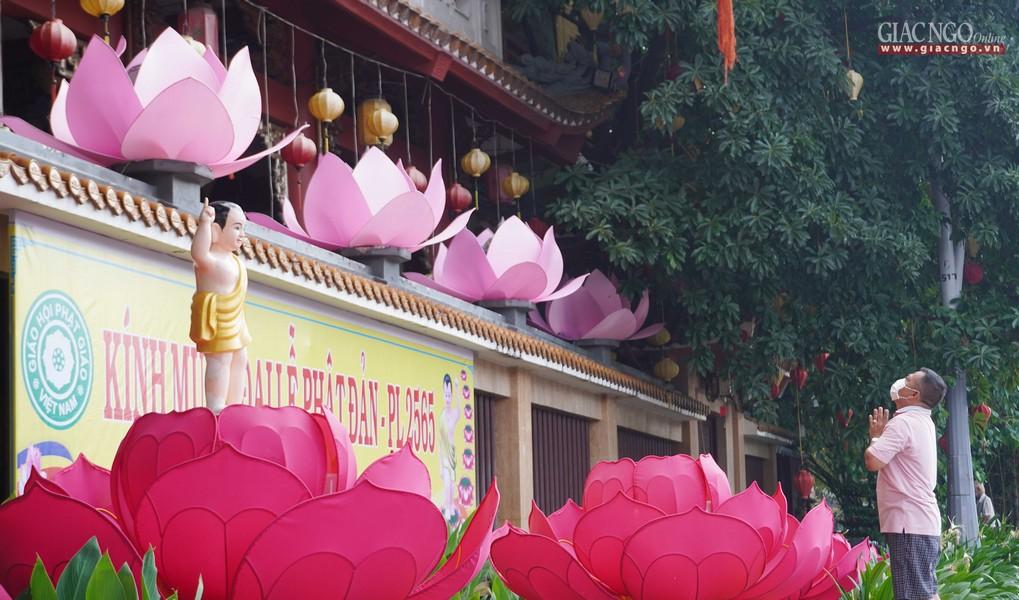 Phật tử lễ Phật chấp hành hành nghiêm túc về phòng dịch