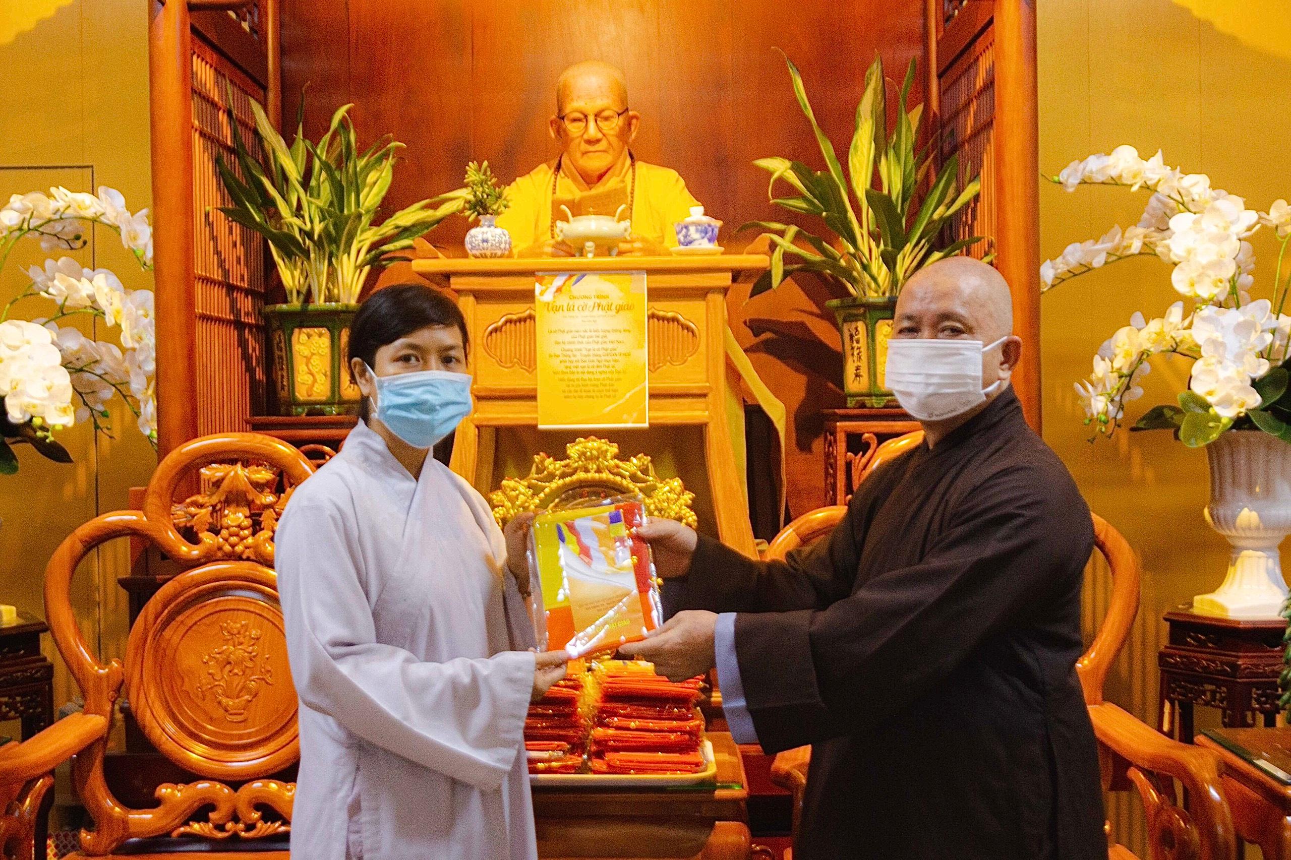 Hòa thượng Thích Hoằng Tri trao cờ cho Phật tử tại chùa Vạn Đức