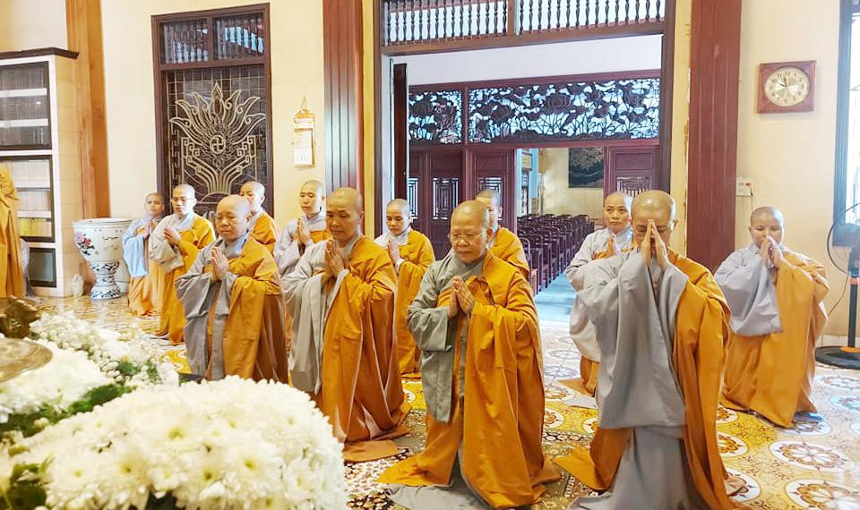 Chư tôn đức Ni chùa Vĩnh Phước tưởng niệm Ni trưởng Thích nữ Như Hoa - Ảnh: Huy Linh