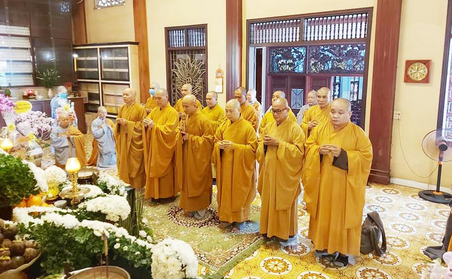 Chư tôn đức Phật giáo TP.HCM và quận 12 tưởng niệm - Ảnh: Huy Linh