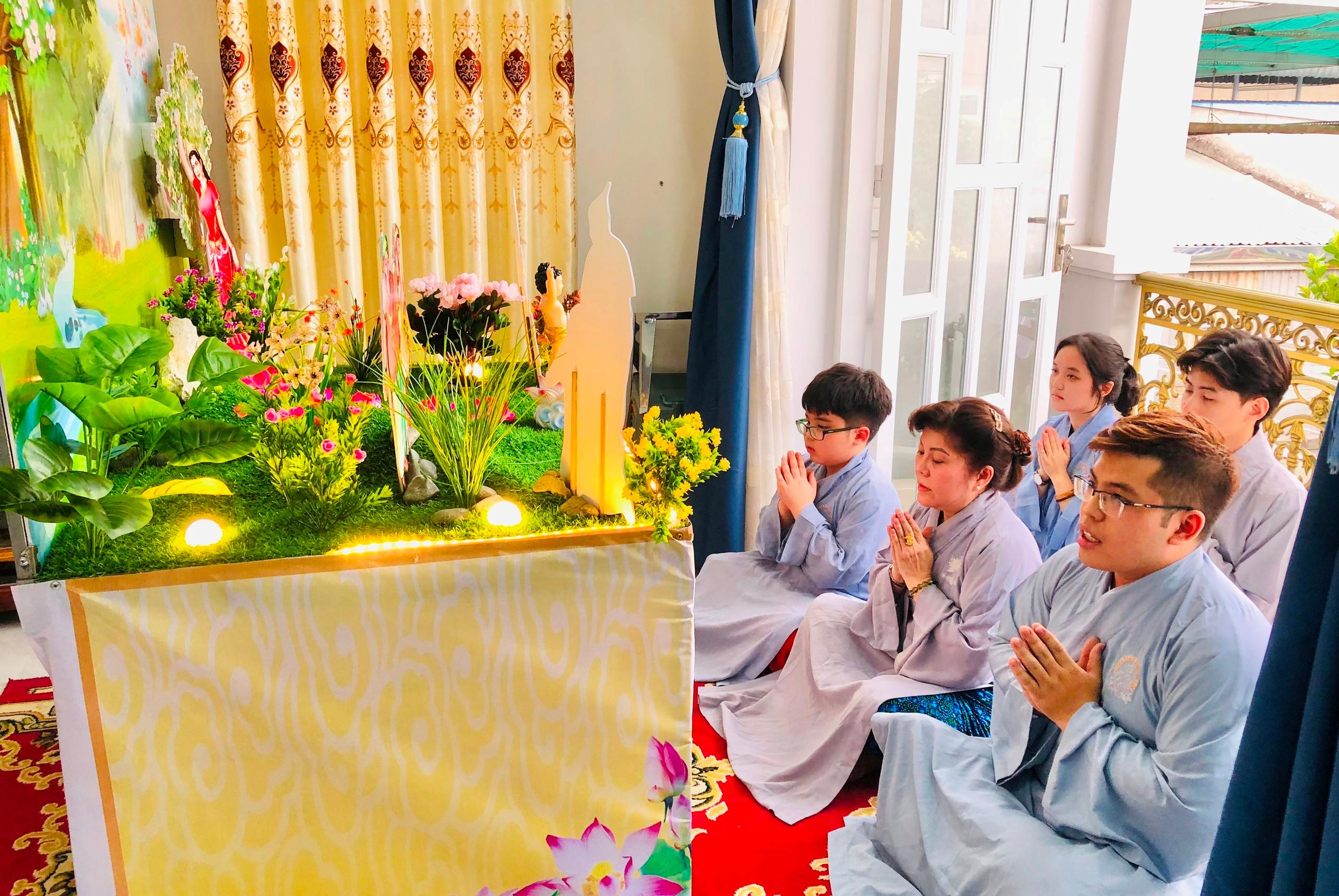 Khóa lễ an vị Phật đầy hoan hỷ tại tư gia Phật tử Nguyễn Sỹ Hoằng - Ảnh: Nguyện Truyền Khóa lễ an vị Phật đầy hoan hỷ tại tư gia Phật tử Nguyễn Sỹ Hoằng - Ảnh: Nguyện Truyền