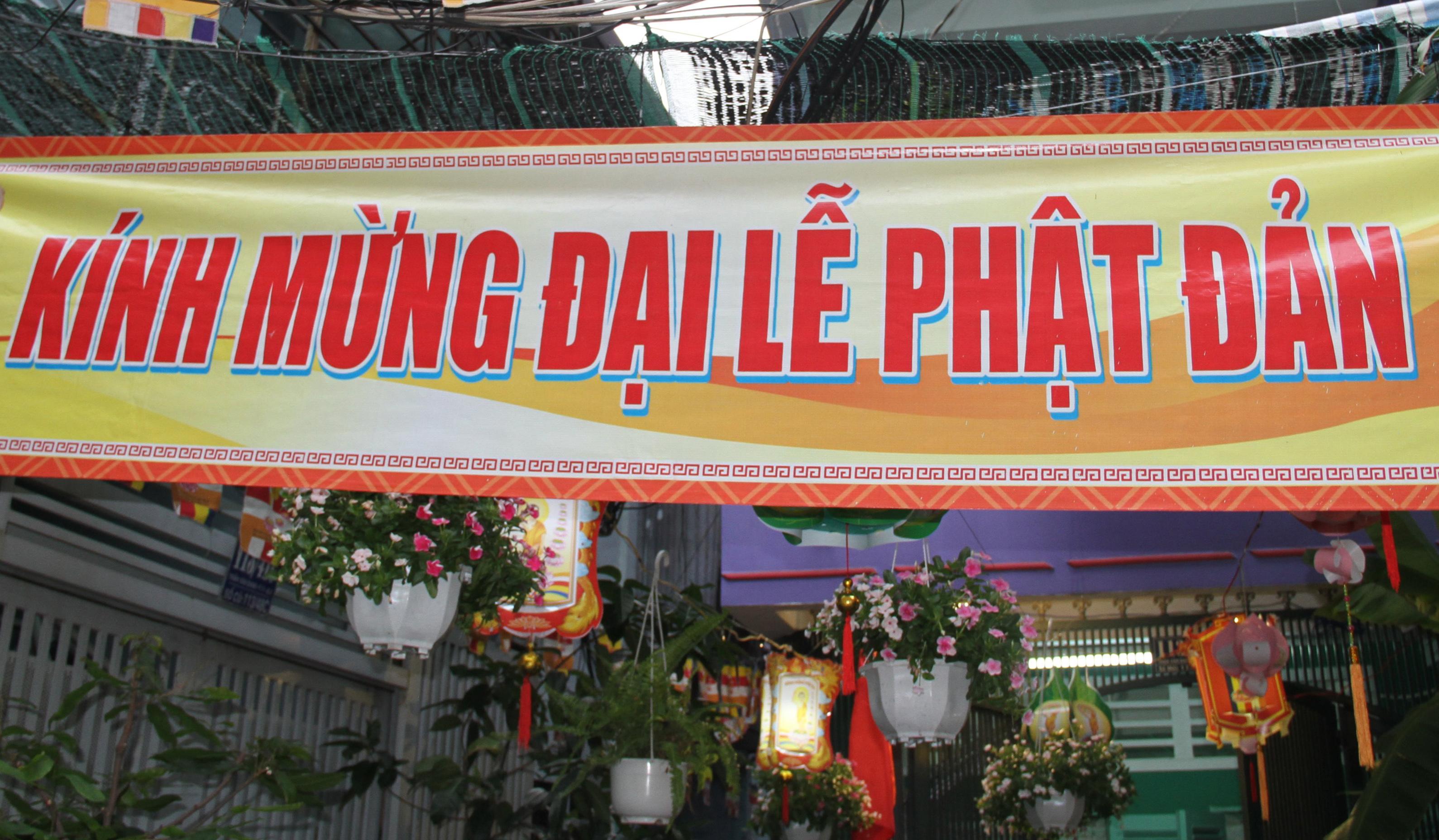 Băng-rôn kính mừng Phật đản được treo trong hẻm 113 lối vào lễ đài nhà Phật tử Nguyên Cảm Băng-rôn kính mừng Phật đản được treo trong hẻm 113 lối vào lễ đài nhà Phật tử Nguyên Cảm