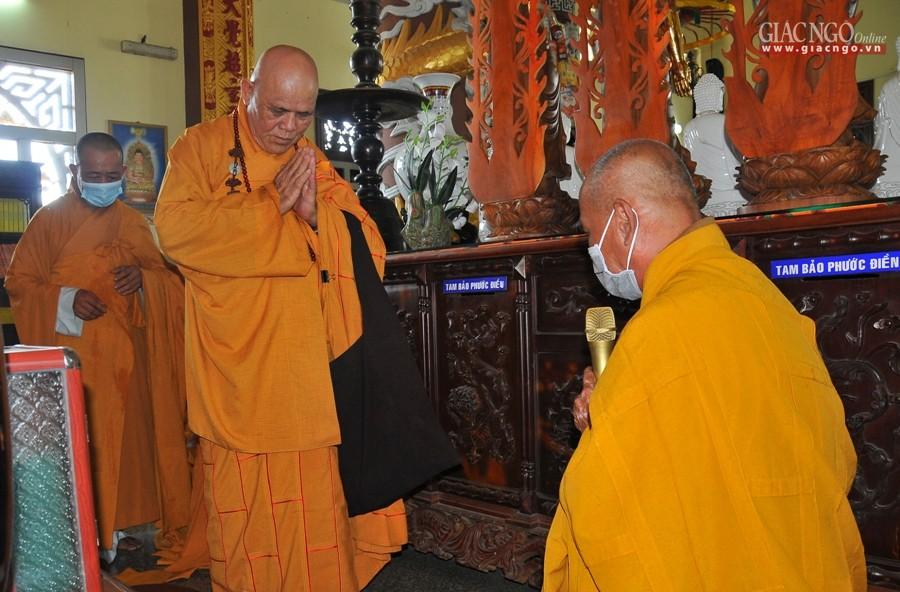 Nhị vị Hòa thượng thức hiện đối thú tác pháp an cư - Ảnh: Đức Minh Nhị vị Hòa thượng thức hiện đối thú tác pháp an cư - Ảnh: Đức Minh