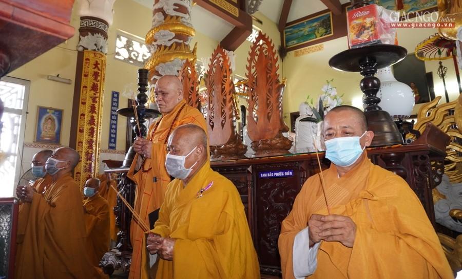 Chư tôn đức niêm hương bạch Phật - Ảnh: Như Danh Chư tôn đức niêm hương bạch Phật - Ảnh: Như Danh