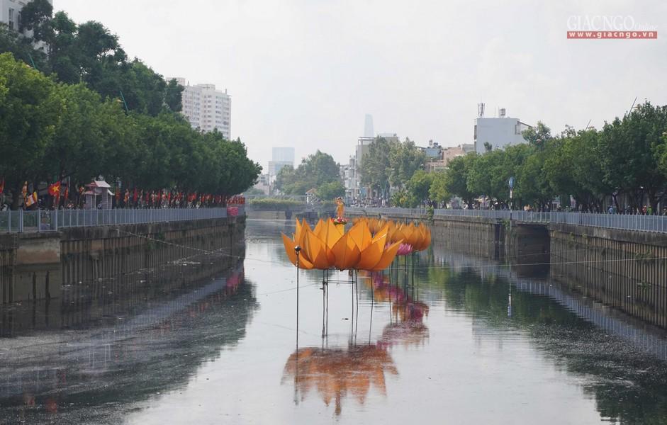 7 đóa sen vàng, cùng tôn tượng Phật đản sanh do chư Tăng và Phật tử chùa Giác Uyển thực hiện