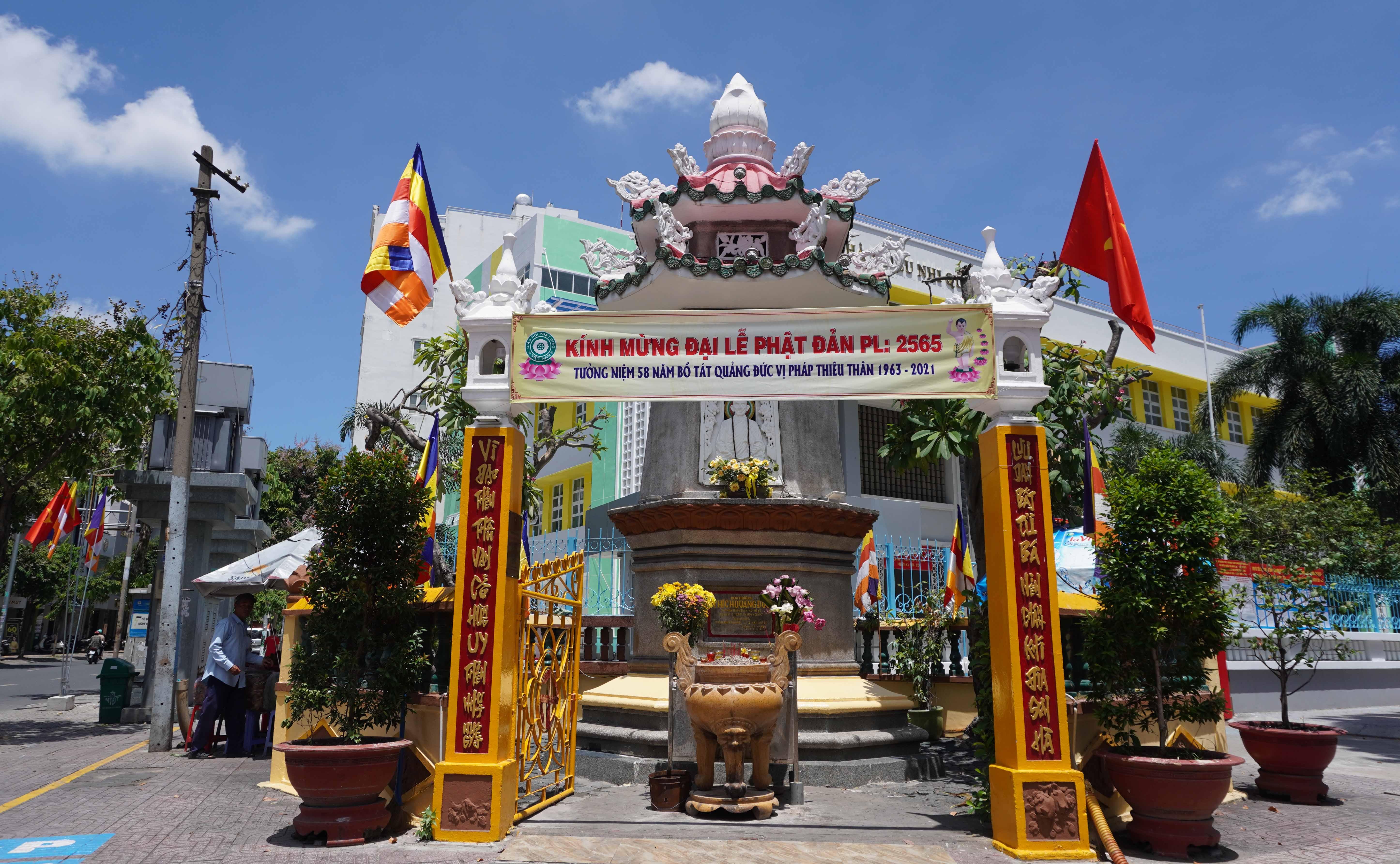 Tháp tưởng niệm Bồ-tát Thích Quảng Đức - góc đường Cách Mạng Tháng Tám, Nguyễn Đình Chiểu