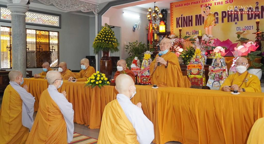 Hòa thượng Thích Giác Thuận thay mặt chư tôn đức giáo giới đến chư Ni Hòa thượng Thích Giác Thuận thay mặt chư tôn đức giáo giới đến chư Ni