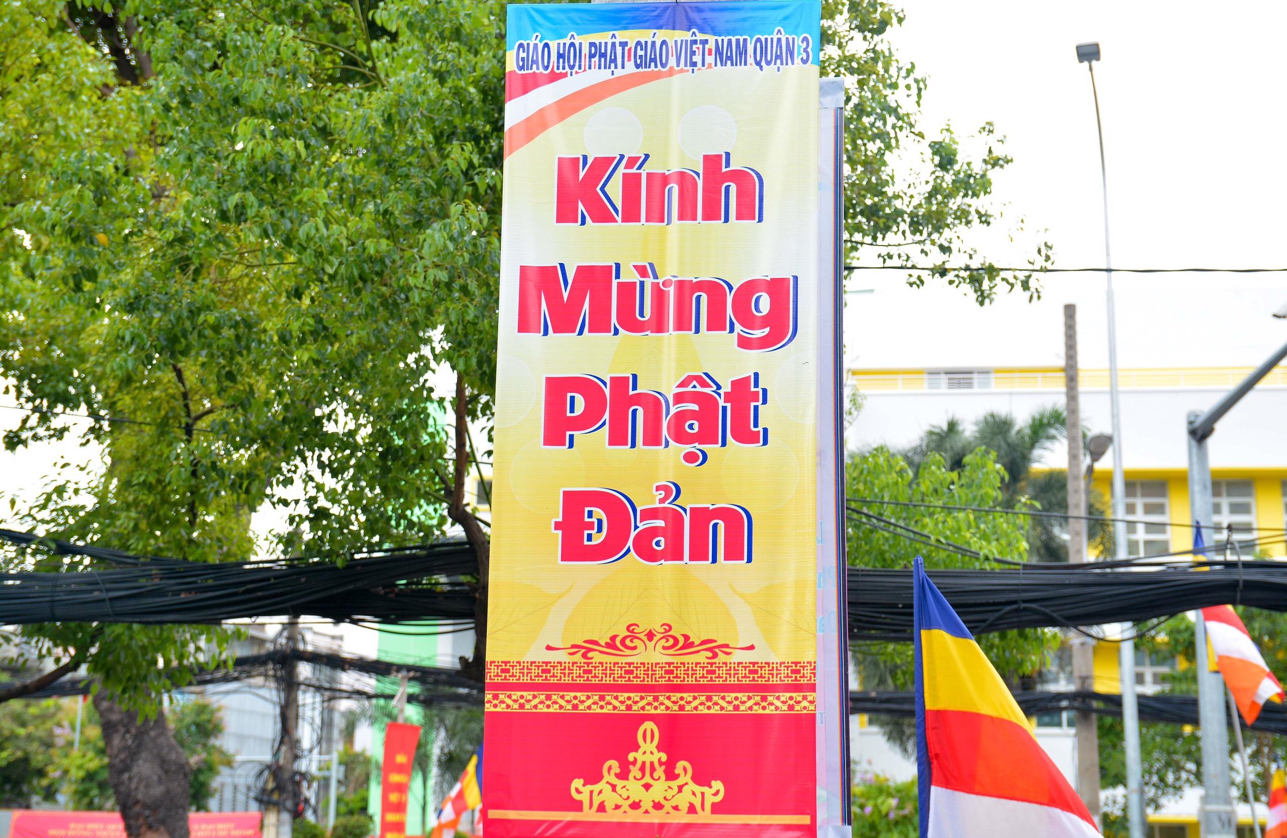 Băng-rôn Kính mừng Phật đản trên đường Nguyễn Đình Chiểu