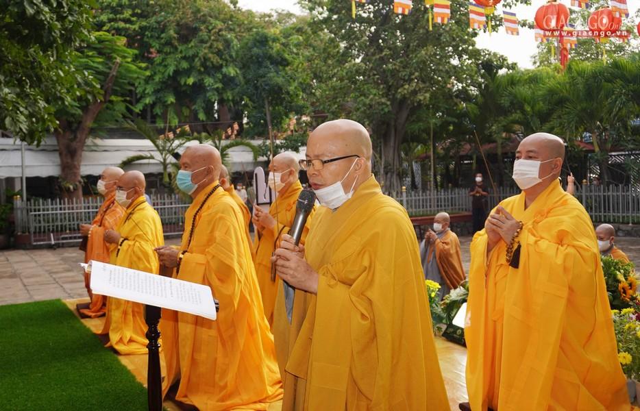 Niêm hương, đảnh lễ Tam bảo