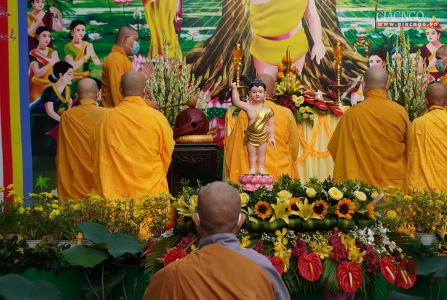 &quot;Một vị thánh xuất hiện ở đời, vì hạnh phúc và an lạc cho số đông, vì lợi ích, vì hạnh phúc, vì an lạc cho chư thiên và loài người”