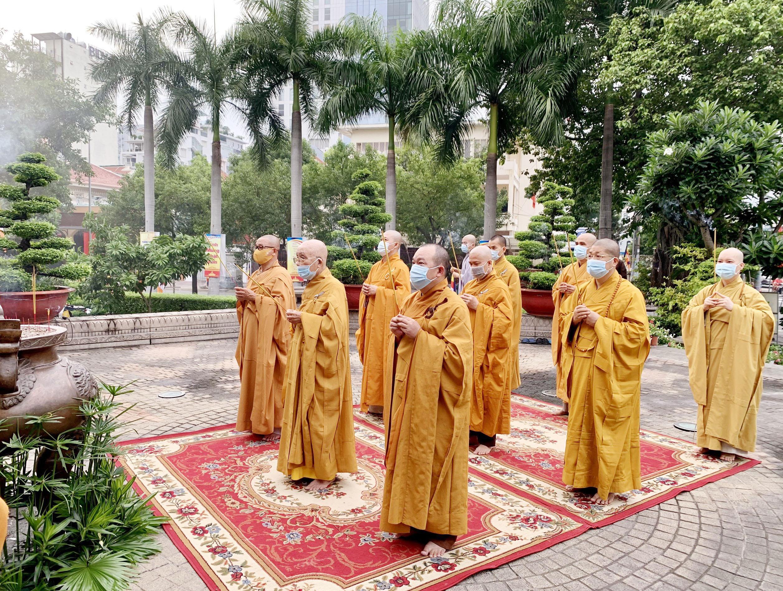 Thành kính dâng hương tưởng niệm lần thứ 58 ngày Bồ-tát Thích Quảng Đức vị pháp thiêu thân Thành kính dâng hương tưởng niệm lần thứ 58 ngày Bồ-tát Thích Quảng Đức vị pháp thiêu thân
