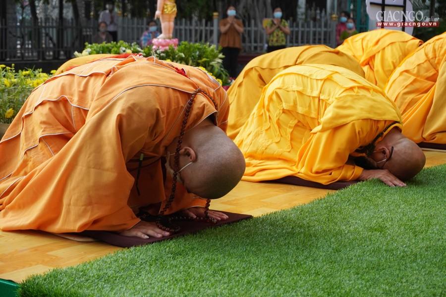 &quot;Người về đây cõi đời thôi đen tối. Bàn tay người cứu rỗi vạn tâm linh&quot;
