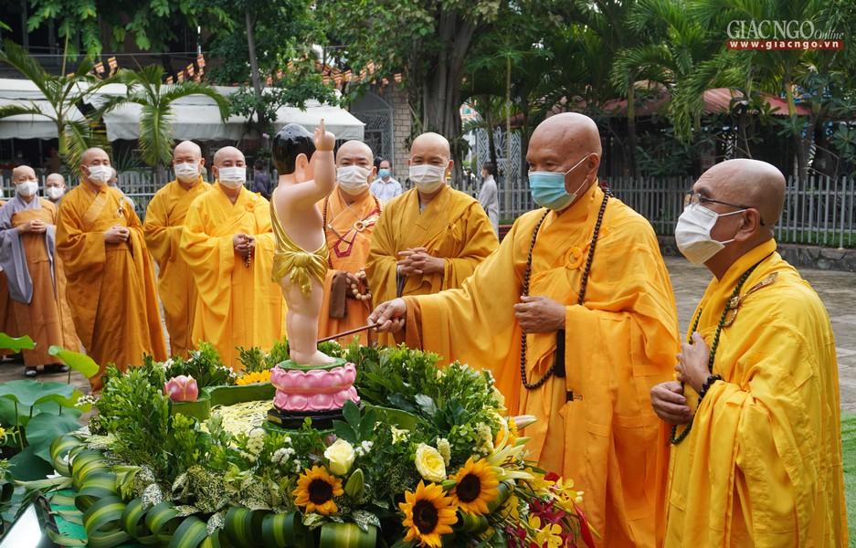 Chư tôn đức thực hiện nghi lễ Tắm Phật