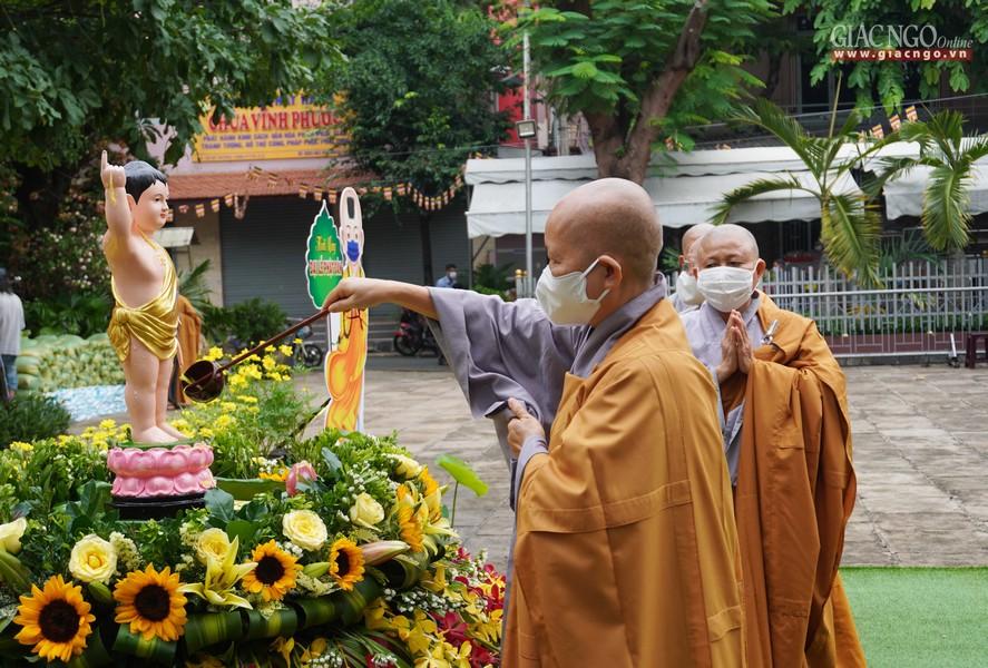 Chư tôn đức Ni thực hiện nghi thức Tắm Phật