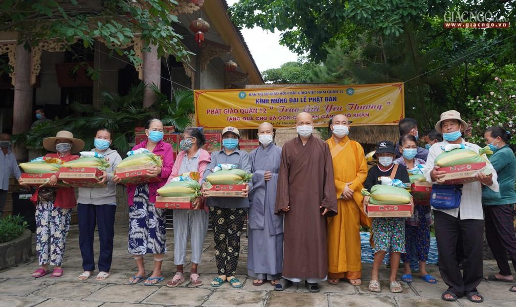 Phật giáo quận 12 trao tặng 200 phần quà đến bà con khó khăn trên địa bàn quận 12