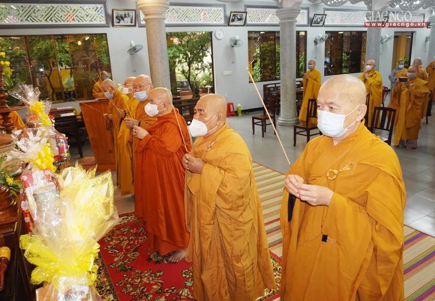 Chư tôn đức niêm hương bạch Phật