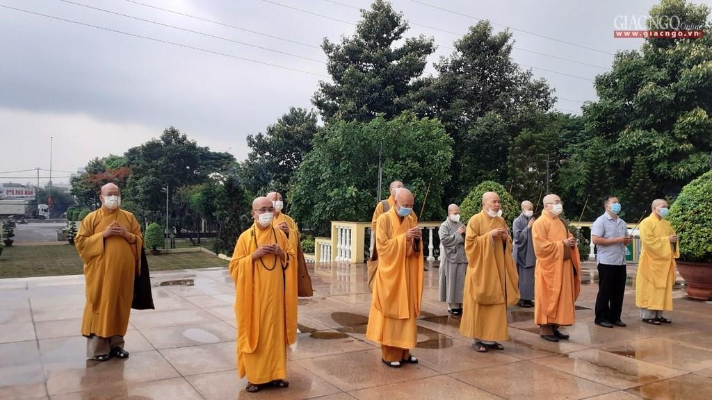 Chư tôn đức đã đến dâng hương tưởng niệm tại Đài tưởng niệm chiến khu An Phú Đông (quận 12) - Ảnh: Huệ Trí
