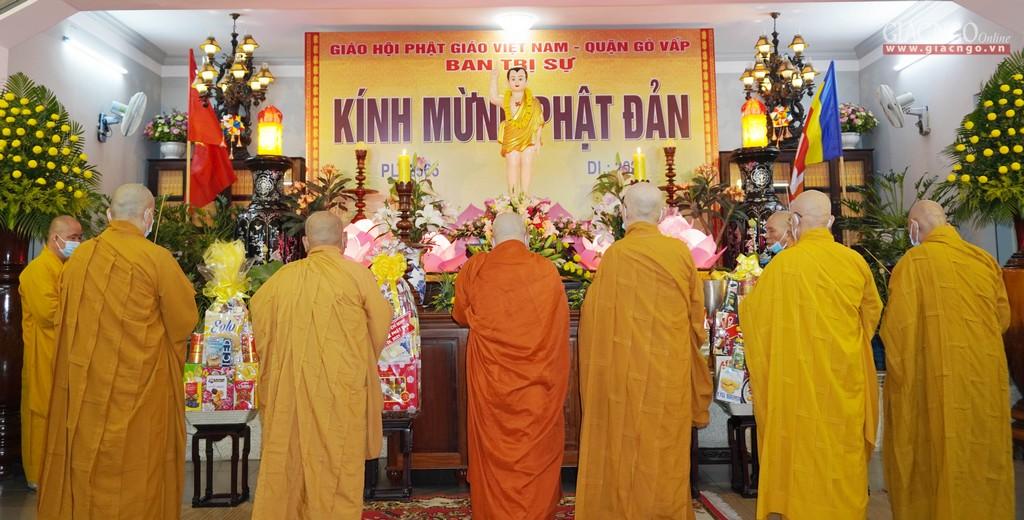 Chư tôn đức cử hành nghi lễ cúng dường Phật đản