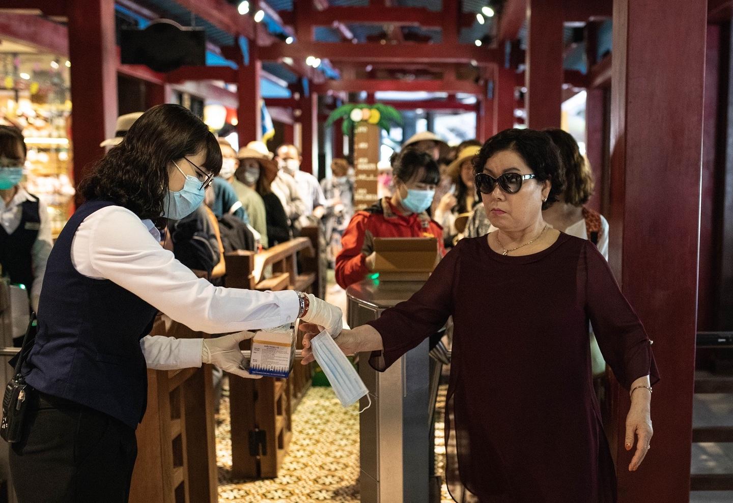 Du khách được phát khẩu trang, đo thân nhiệt và được hướng dẫn thực hiện các biện pháp phòng dịch khi đến thăm quan khu du lịch Bà Nà Hills - Ảnh: Lưu Hương Du khách được phát khẩu trang, đo thân nhiệt và được hướng dẫn thực hiện các biện pháp phòng dịch khi đến thăm quan khu du lịch Bà Nà Hills - Ảnh: Lưu Hương