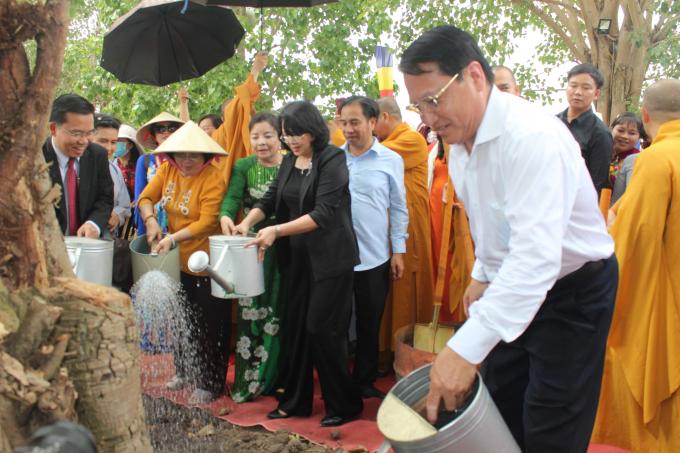 Phó Chủ tịch nước cùng với lãnh đạo tỉnh Tiền Giang và chư Tăng thiền viện Trúc Lâm Chánh Giác trồng cây xanh Phó Chủ tịch nước cùng với lãnh đạo tỉnh Tiền Giang và chư Tăng thiền viện Trúc Lâm Chánh Giác trồng cây xanh