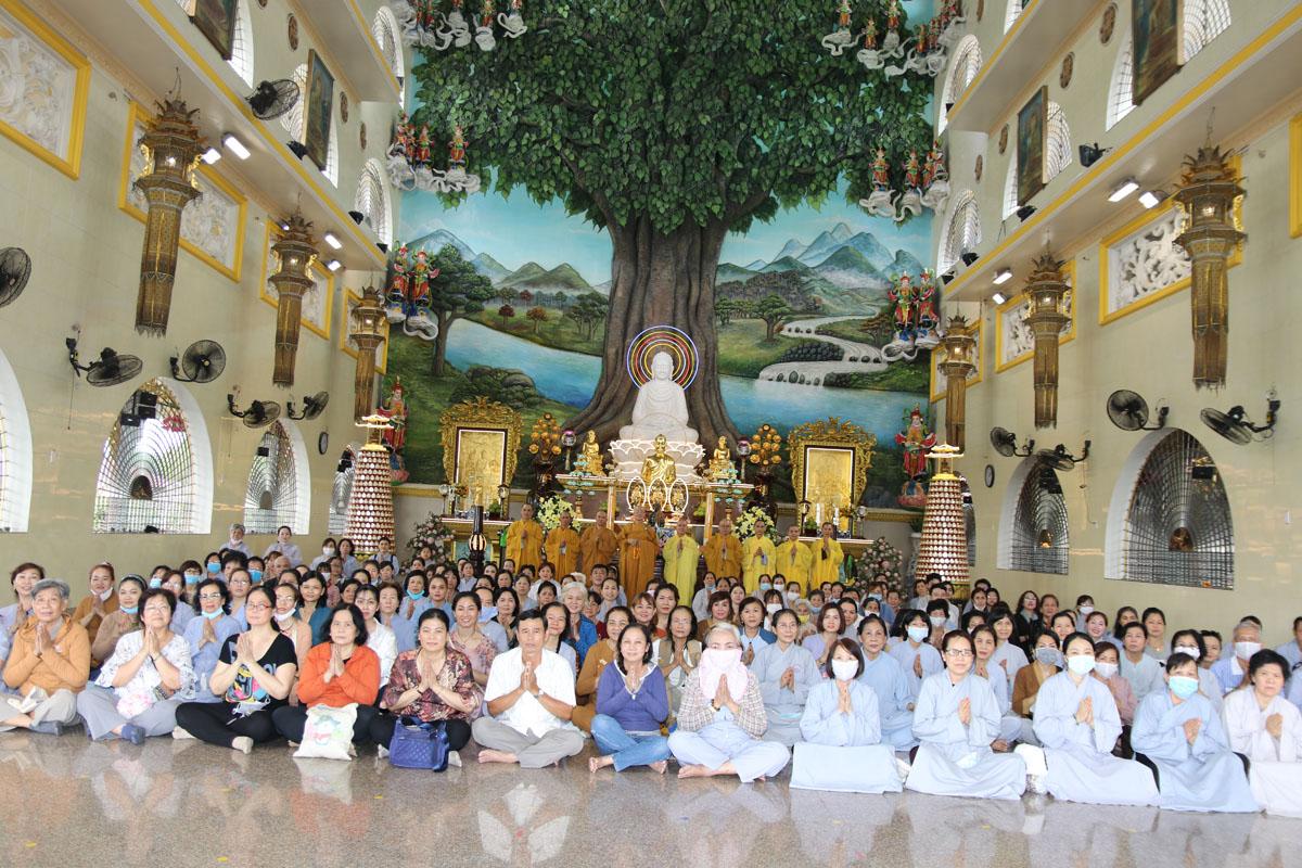 Chư Tăng cùng quý vị Phật tử chụp hình lưu niệm tại chánh điện chùa Vạn Đức Chư Tăng cùng quý vị Phật tử chụp hình lưu niệm tại chánh điện chùa Vạn Đức