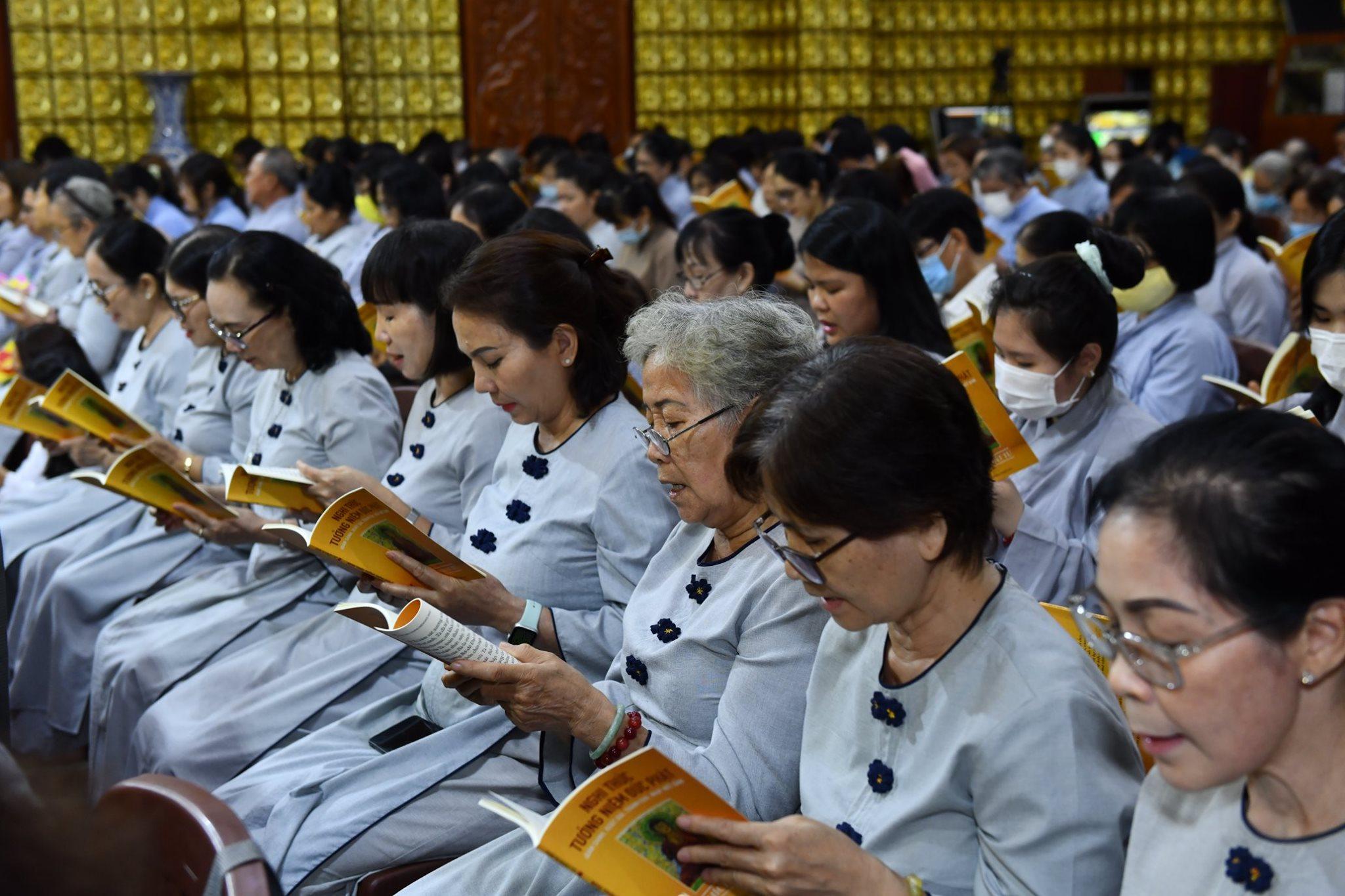 Phật tử chú tâm trong thời kinh - Ảnh: Ngộ Trí Thuận Phật tử chú tâm trong thời kinh - Ảnh: Ngộ Trí Thuận