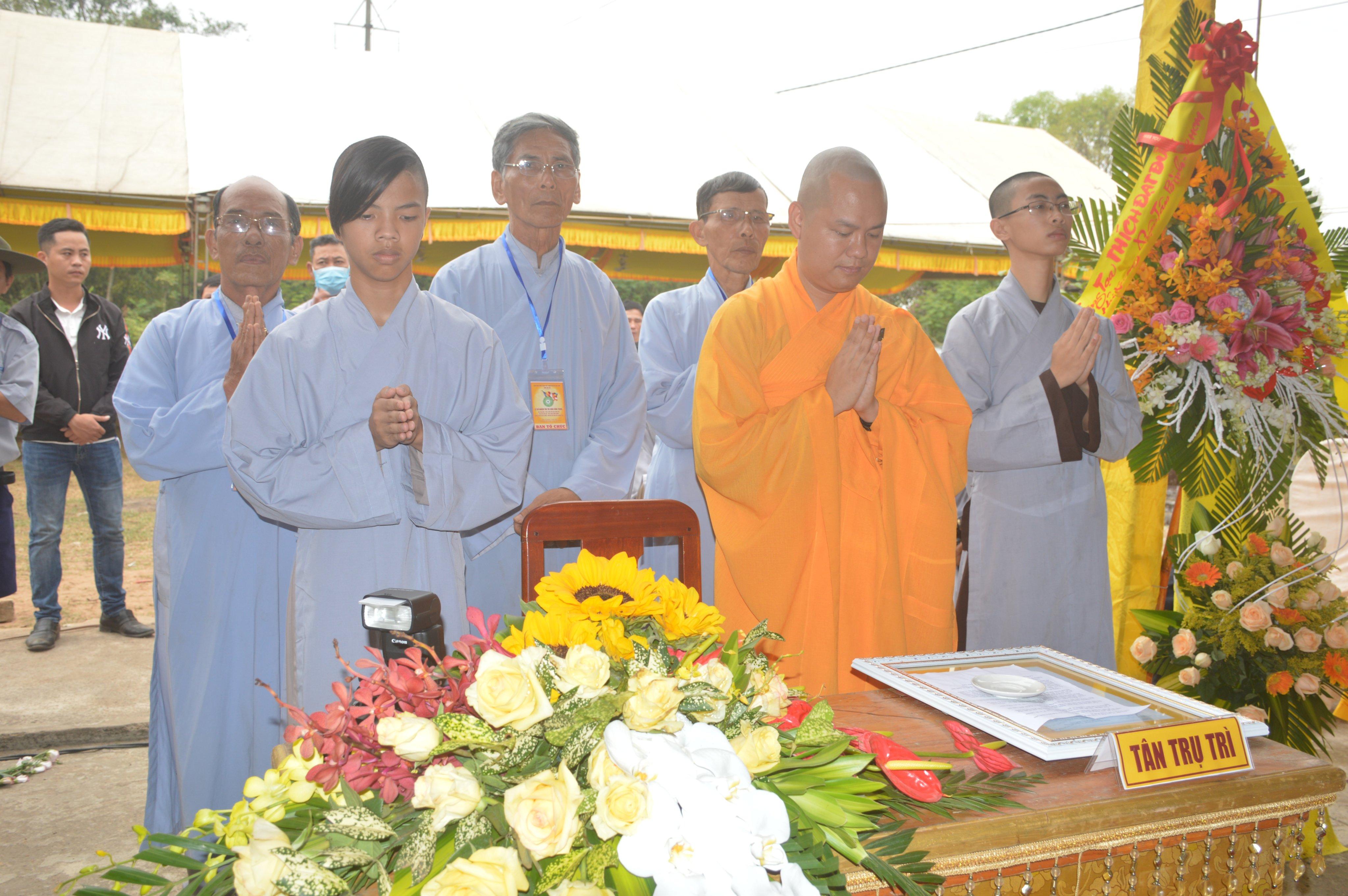 Đại đức Thích Nguyên Chính cùng Ban Hộ tự chùa Bình Trung Đại đức Thích Nguyên Chính cùng Ban Hộ tự chùa Bình Trung