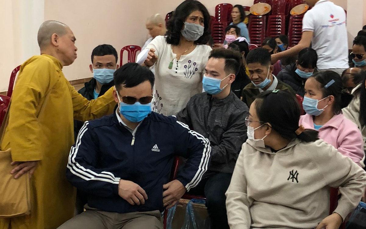 Bà con có hoàn cảnh khó khăn đến nhận quà Bà con có hoàn cảnh khó khăn đến nhận quà