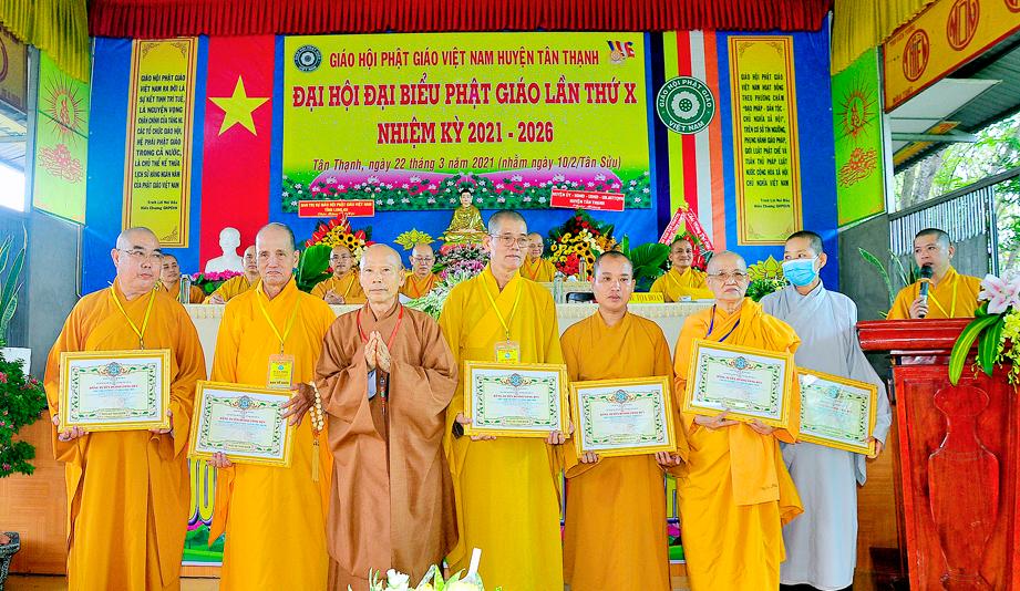 Chư tôn đức nhận bằng tuyên dương công đức Chư tôn đức nhận bằng tuyên dương công đức