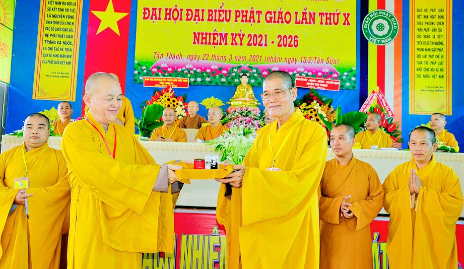 Hòa thượng Thích Minh Thiện trao con dấu đến Thượng tọa Thích Lệ Tấn Hòa thượng Thích Minh Thiện trao con dấu đến Thượng tọa Thích Lệ Tấn