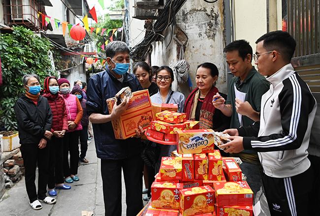 Câu Lạc bộ Thanh thiếu niên Phật tử chùa Quán Sứ trao quà đến bệnh nhân xóm chạy thận Câu Lạc bộ Thanh thiếu niên Phật tử chùa Quán Sứ trao quà đến bệnh nhân xóm chạy thận