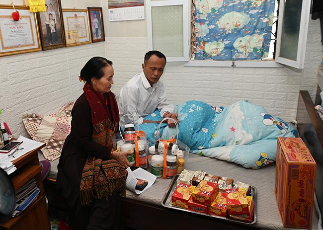 Cư sĩ Diệu Nhân thăm, tặng quà cho anh Mai Anh Tuấn, Tổ trưởng xóm chạy thận Cư sĩ Diệu Nhân thăm, tặng quà cho anh Mai Anh Tuấn, Tổ trưởng xóm chạy thận
