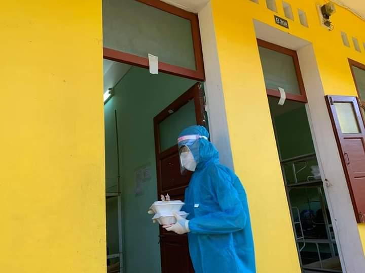 Bạn Hồ Ngọc Oanh làm nhiệm vụ phát cơm cho người được cách ly tại trường Cao đẳng Lương thực - Thực phẩm (TP.Đà Nẵng) - Ảnh: NVCC