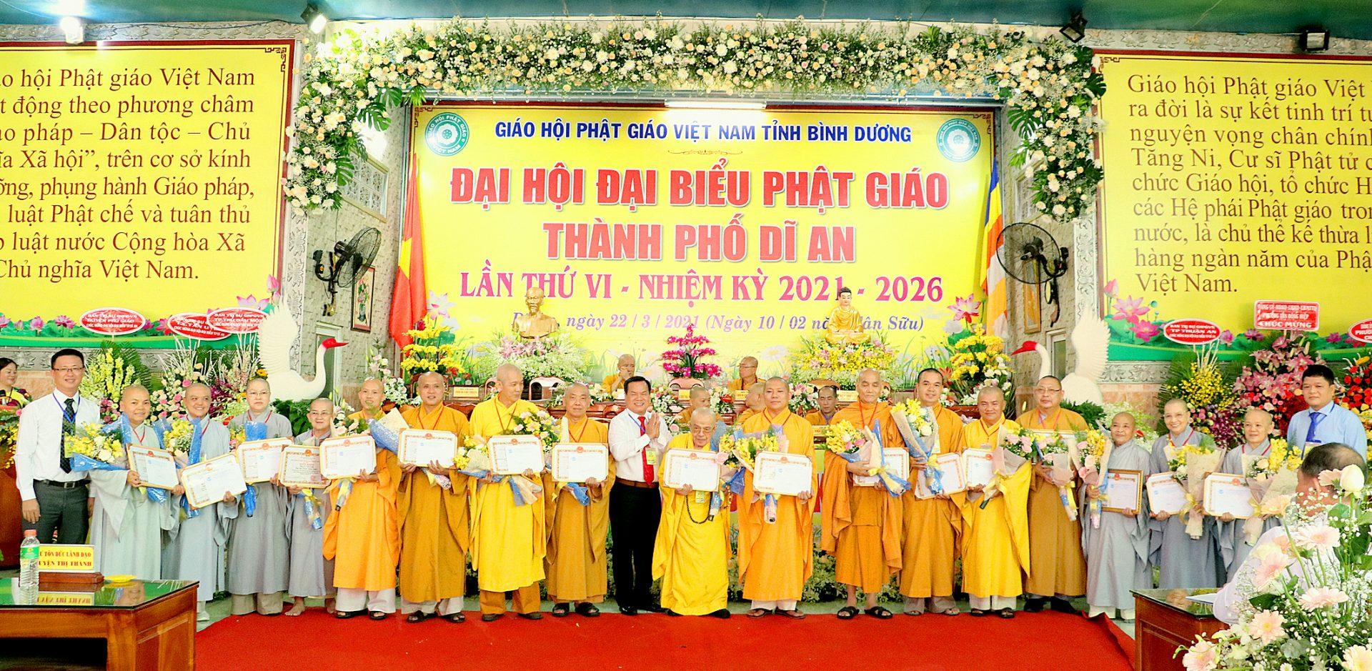 Chư tôn đức Tăng Ni nhận bằng khen Chư tôn đức Tăng Ni nhận bằng khen