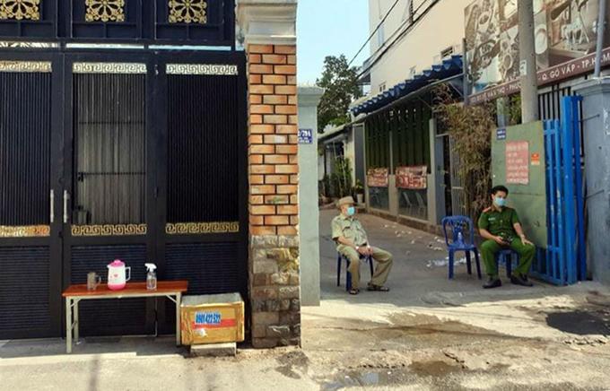 Hẻm 102 Lê Đức Thọ, quận Gò Vấp bị phong tỏa sáng 26-3 - Ảnh: Hữu Khoa Hẻm 102 Lê Đức Thọ, quận Gò Vấp bị phong tỏa sáng 26-3 - Ảnh: Hữu Khoa