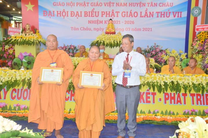 Chư tôn đức Tăng Ni nhận bằng tuyên dương công đức Chư tôn đức Tăng Ni nhận bằng tuyên dương công đức