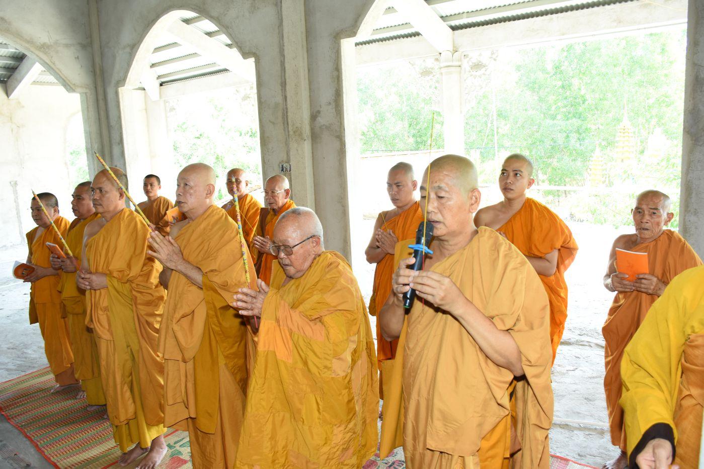 Chư tôn đức niêm hương bạch Phật