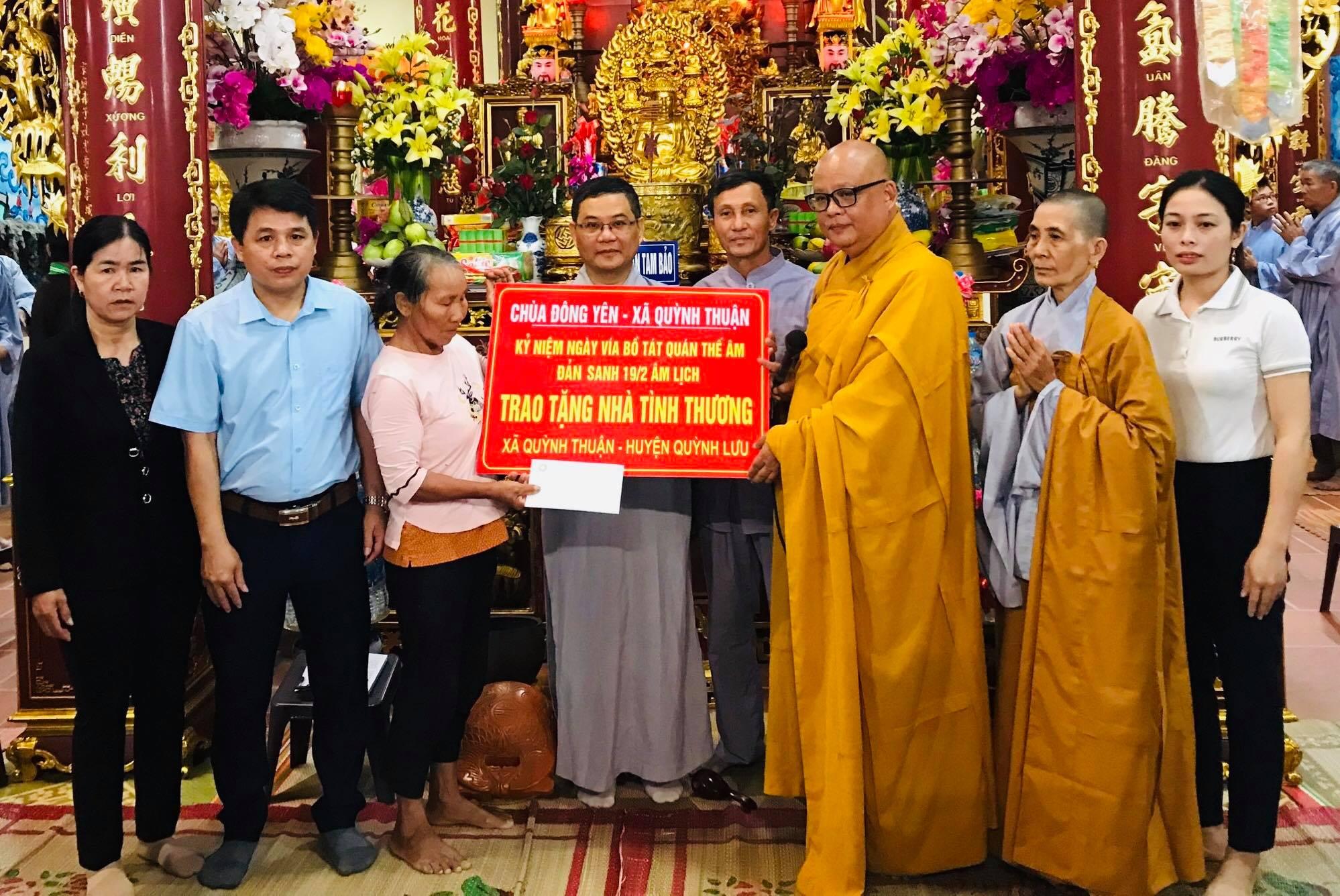 Trao kinh phí hỗ trợ xây dựng nhà tình thương cho đại diện gia đình ông Định Trao kinh phí hỗ trợ xây dựng nhà tình thương cho đại diện gia đình ông Định