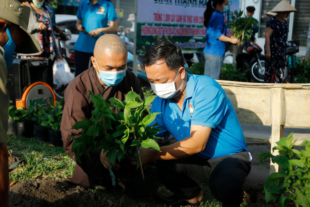 Đại đức Thích Minh Lộc và lãnh đạo phường trồng cây tại công viên