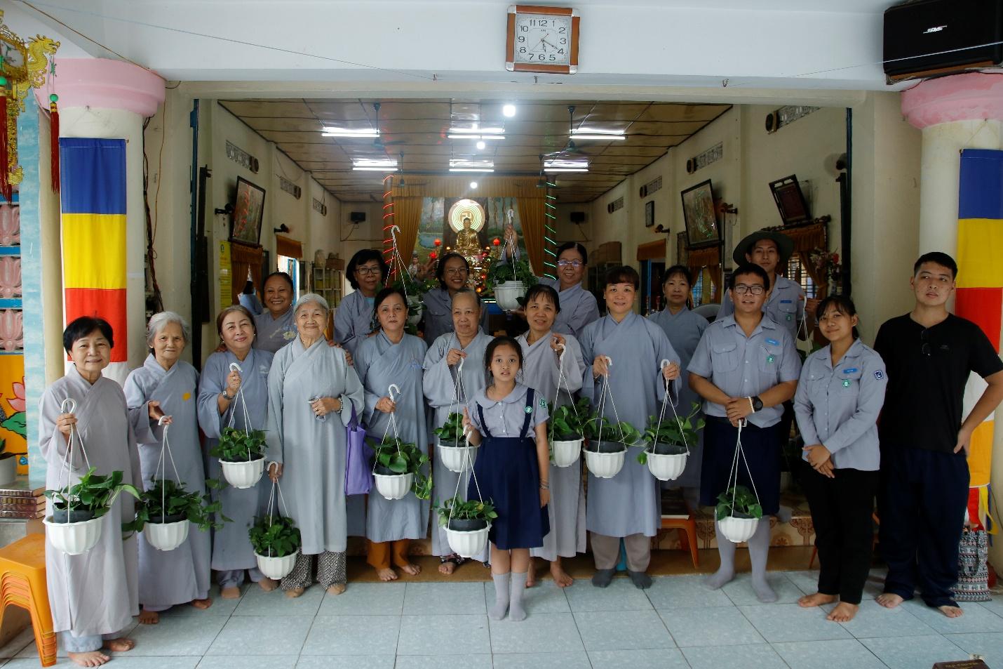 Gia đình Phật tử Pháp Vân tặng chậu cây cho Phật tử