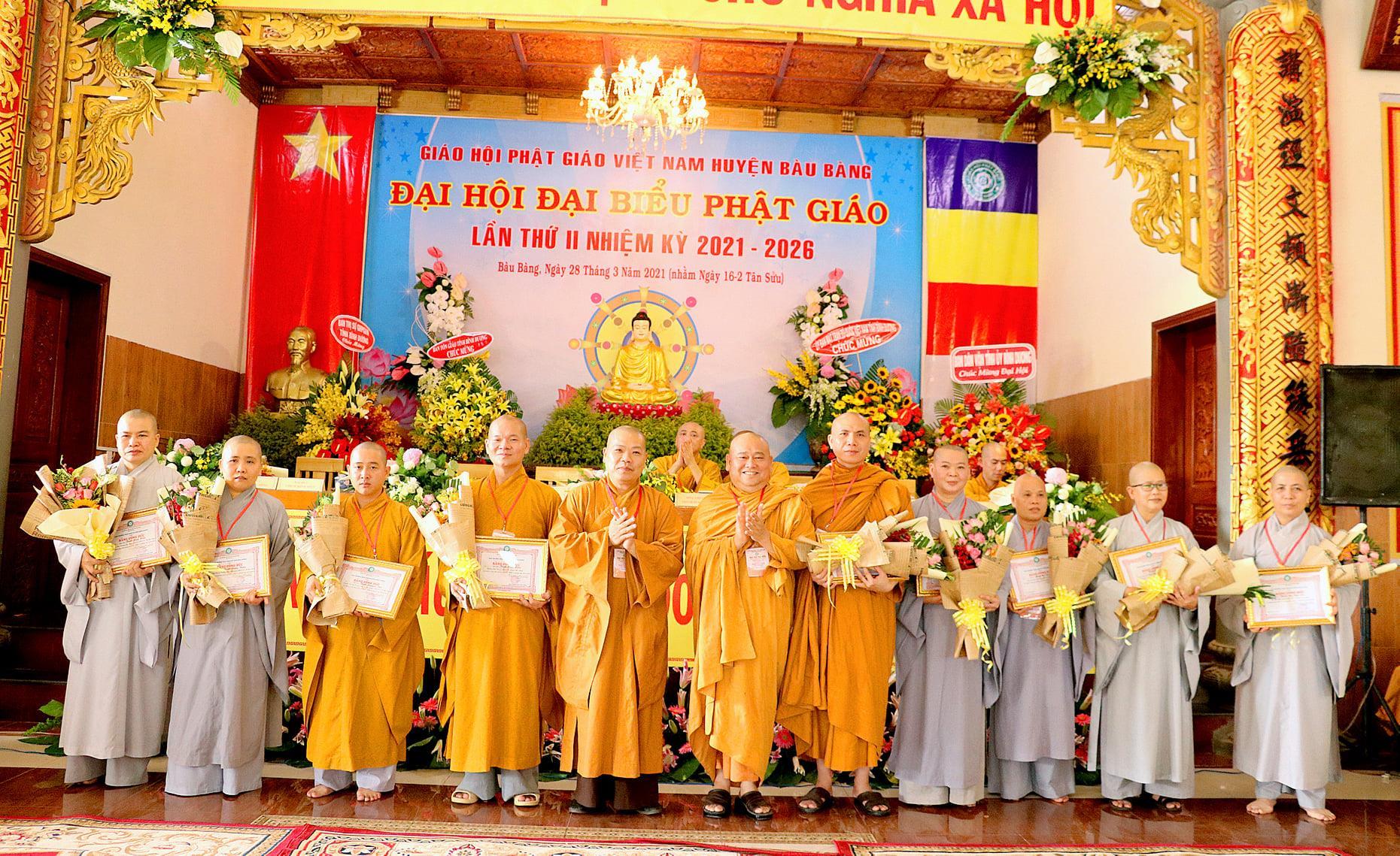 Tặng bằng tuyên dương công đức cho các cá nhân xuất sắc